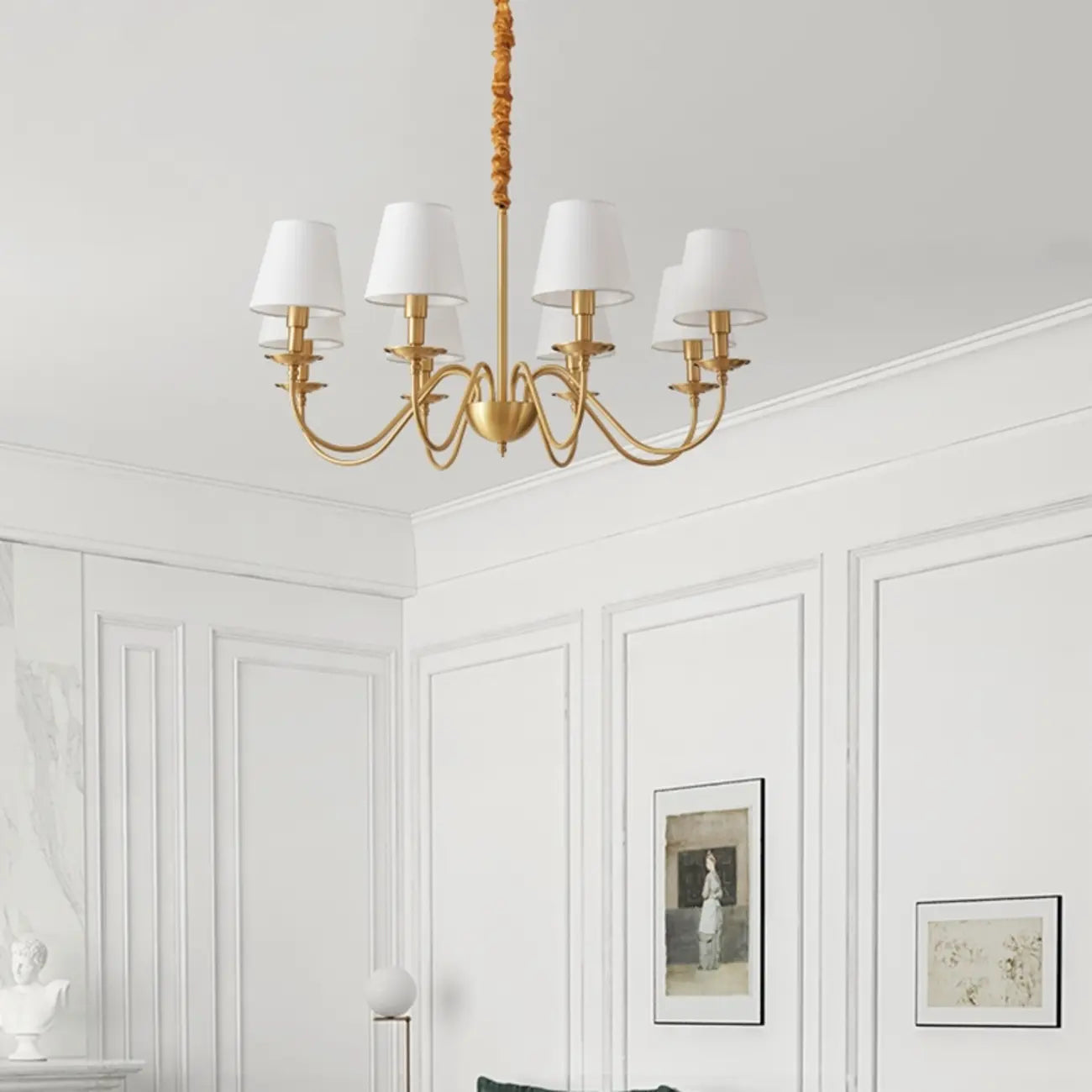 Lustre classique doré avec abat-jour élégant en tissu blanc