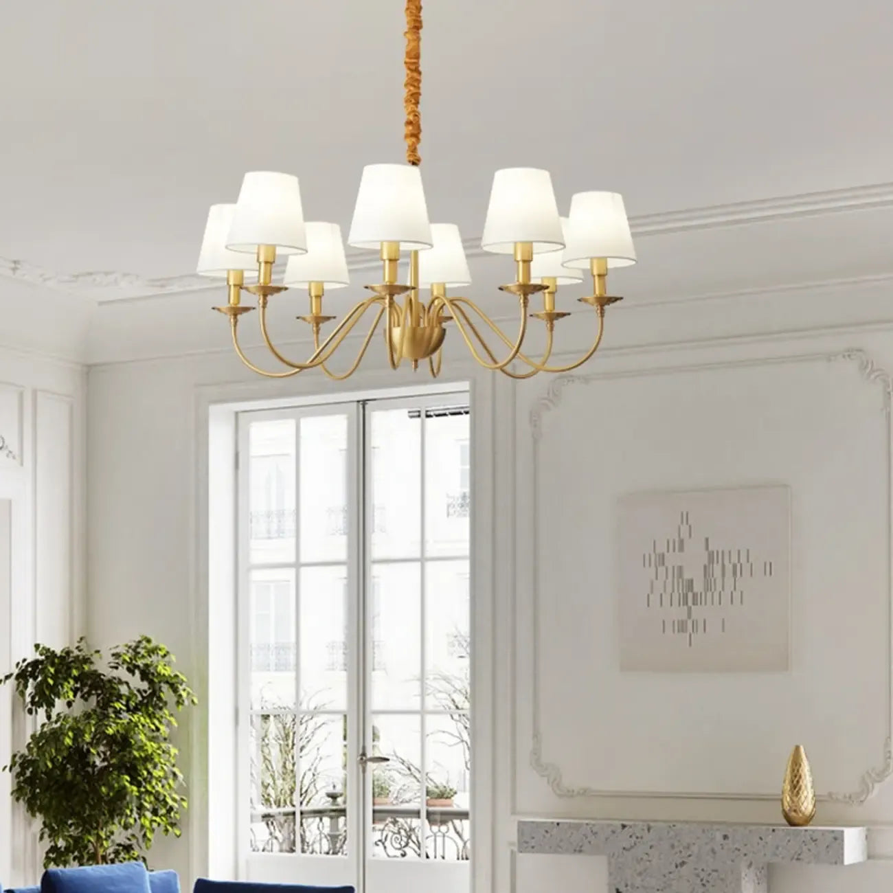 Lustre classique doré avec abat-jour élégant en tissu blanc