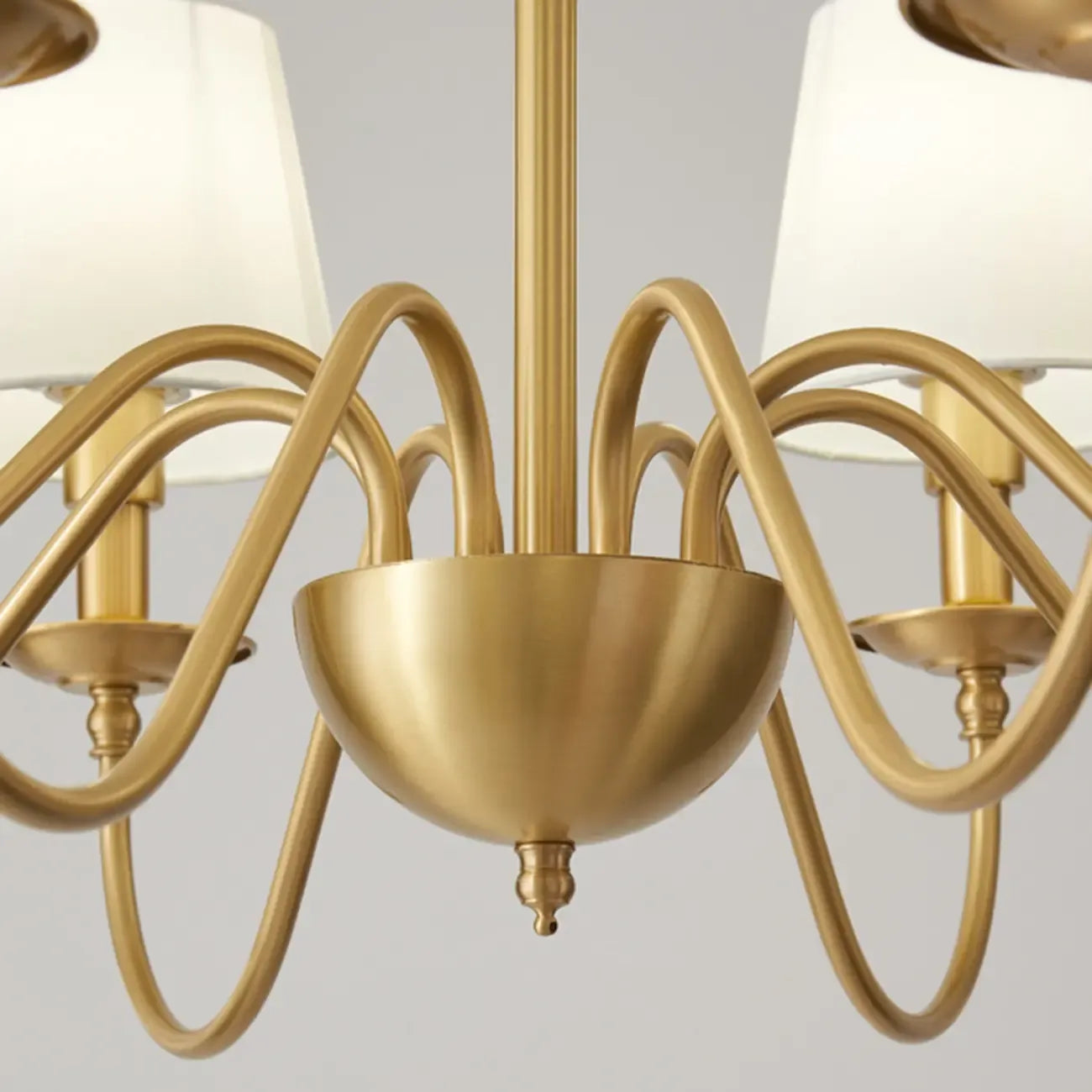 Lustre classique doré avec abat-jour élégant en tissu blanc