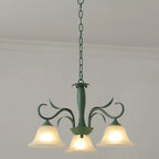 Lustre élégant en métal vert nordique avec abat-jour en verre cloche et lustre en verre élégant.