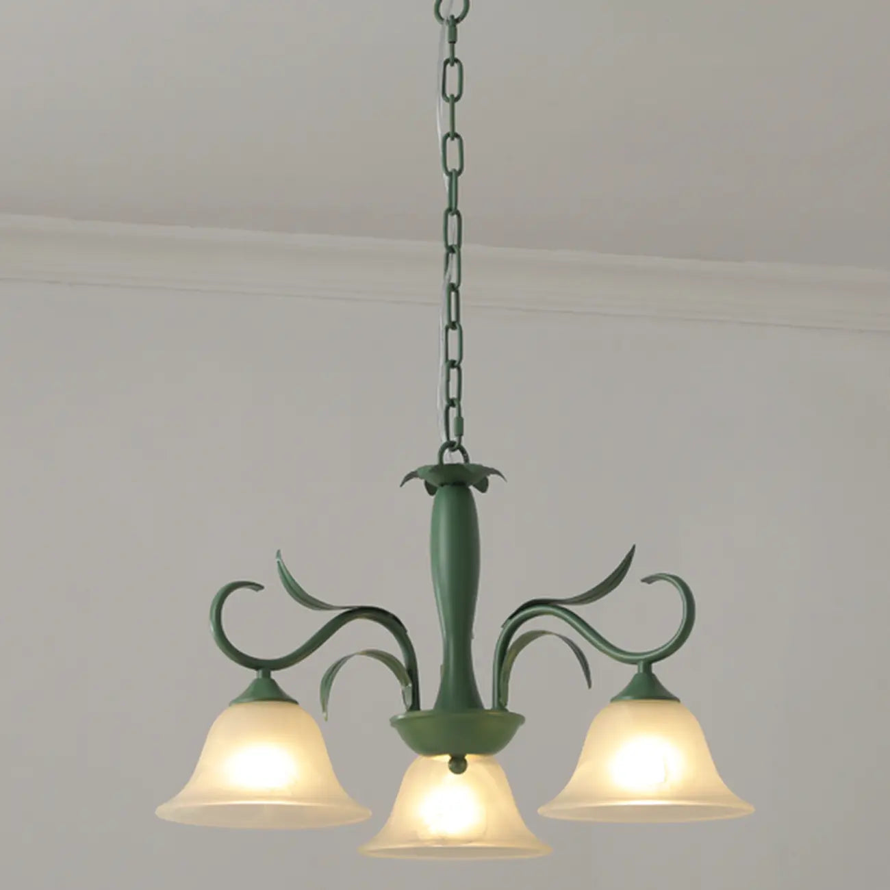 Lustre élégant en métal vert nordique avec abat-jour en verre cloche et lustre en verre élégant.