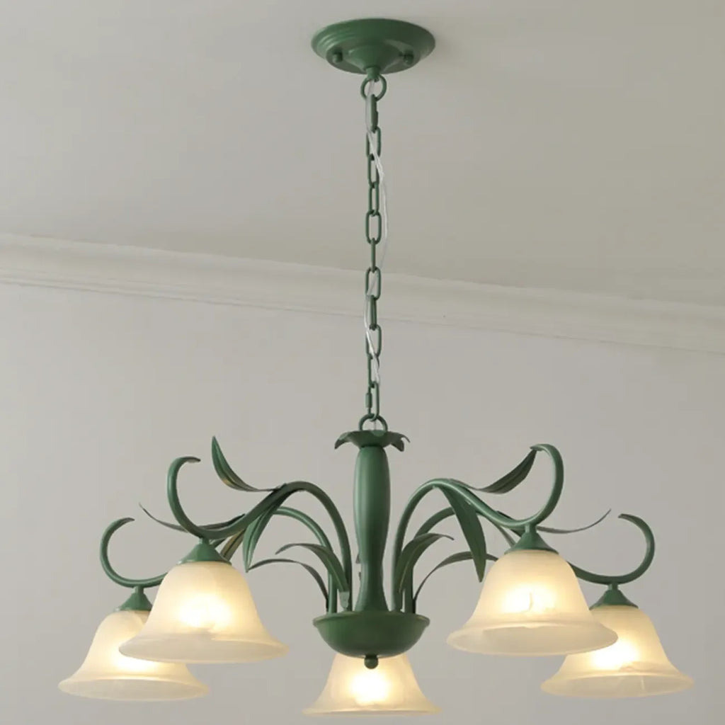Lustre élégant en métal vert nordique avec abat-jour en verre cloche et lustre en verre élégant.