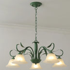 Lustre élégant en métal vert nordique avec abat-jour en verre cloche et lustre en verre élégant.