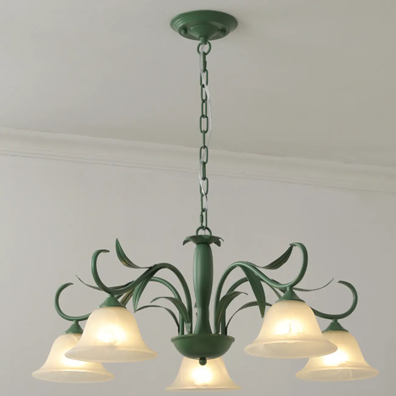 Lustre élégant en métal vert nordique avec abat-jour en verre cloche et lustre en verre élégant.