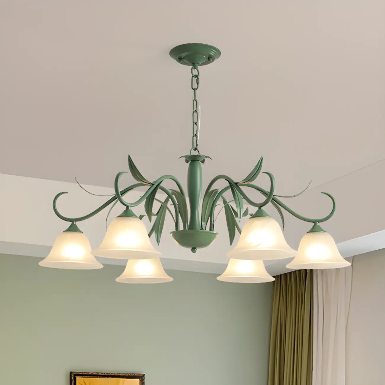 Lustre élégant en métal vert nordique avec abat-jour en verre cloche et lustre en verre élégant.