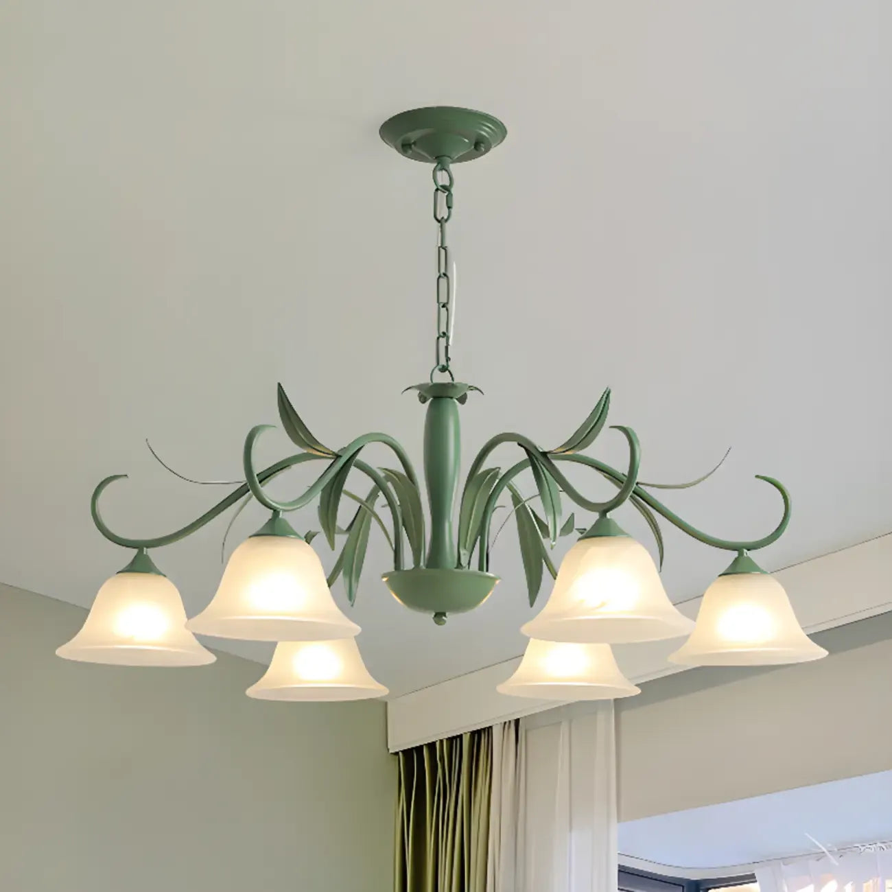 Lustre élégant en métal vert nordique avec abat-jour en verre cloche et lustre en verre élégant.