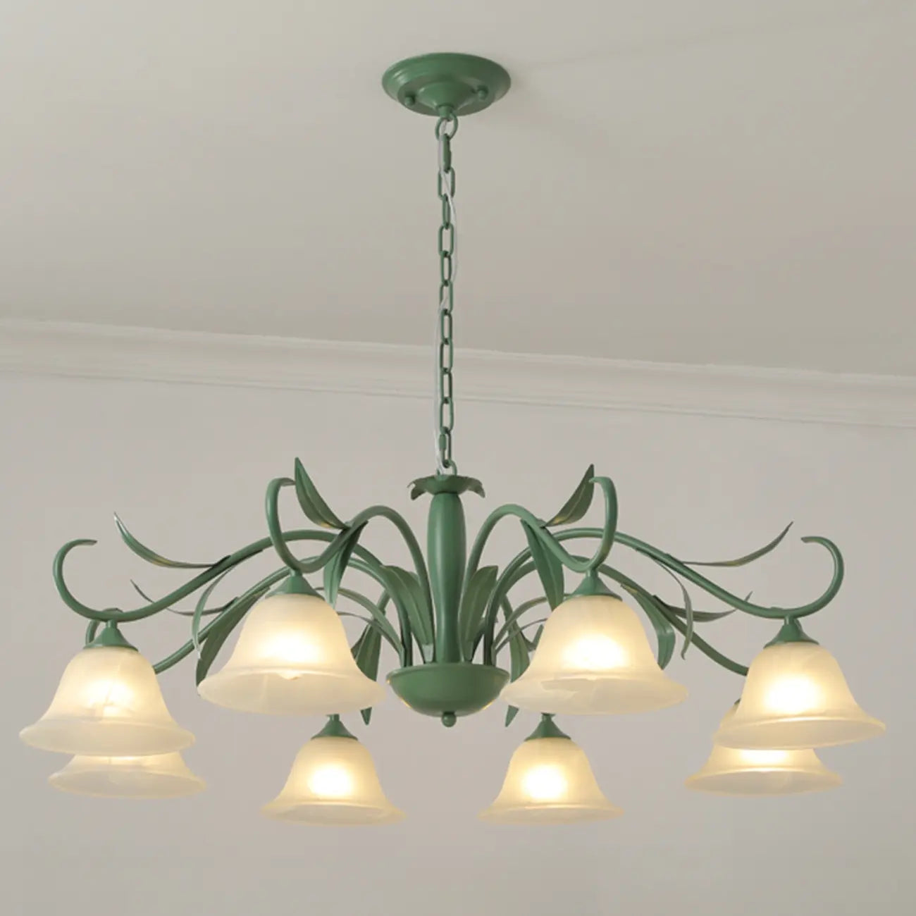 Lustre élégant en métal vert nordique avec abat-jour en verre cloche et lustre en verre élégant.