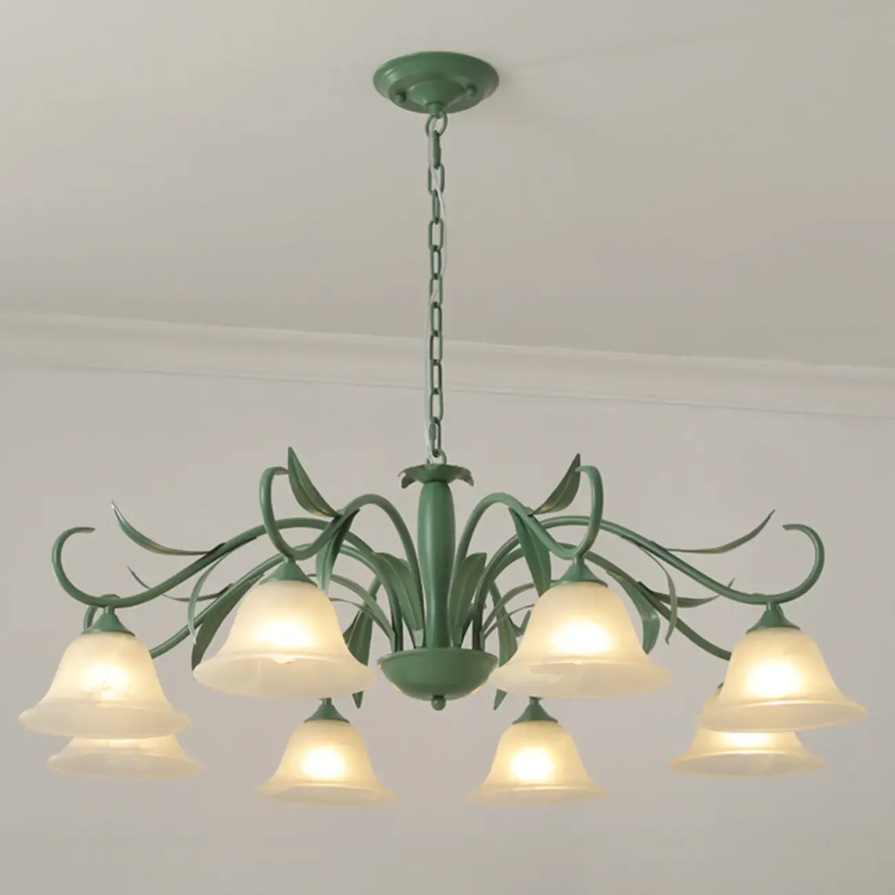 Lustre élégant en métal vert nordique avec abat-jour en verre cloche et lustre en verre élégant.