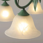 Lustre élégant en métal vert nordique avec abat-jour en verre cloche et lustre en verre élégant.