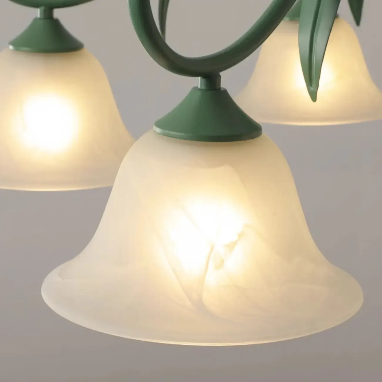 Lustre élégant en métal vert nordique avec abat-jour en verre cloche et lustre en verre élégant.