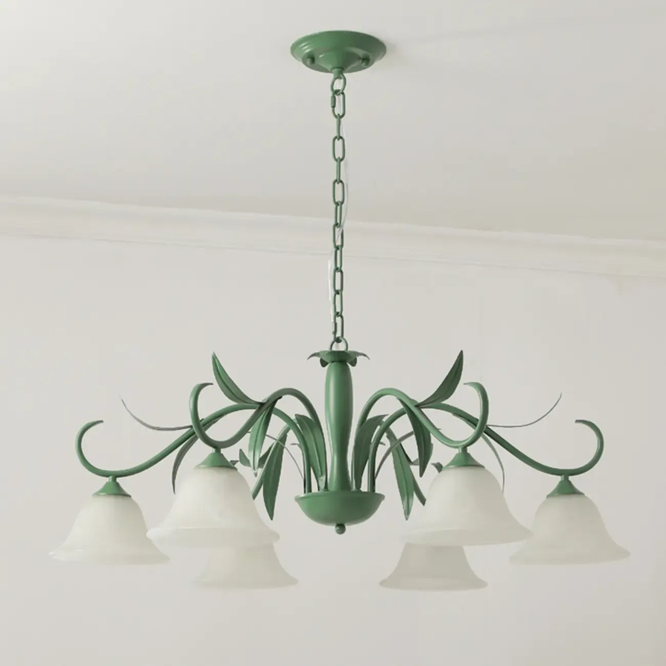 Lustre élégant en métal vert nordique avec abat-jour en verre cloche et lustre en verre élégant.