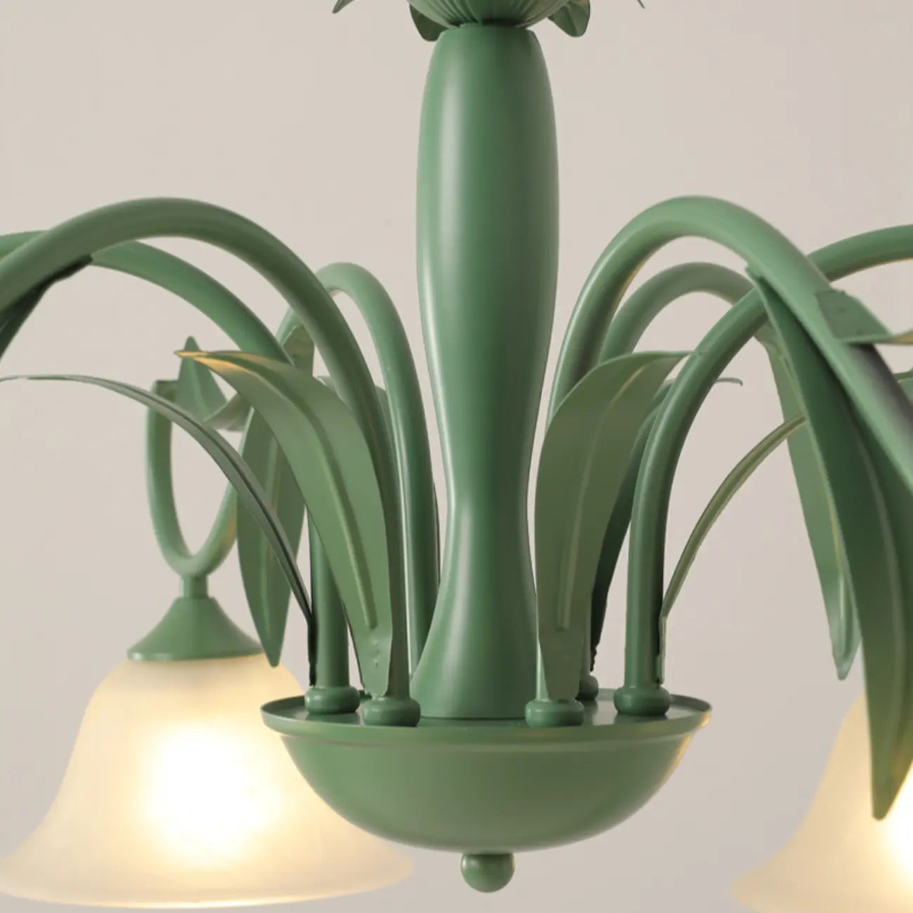 Lustre élégant en métal vert nordique avec abat-jour en verre cloche et lustre en verre élégant.