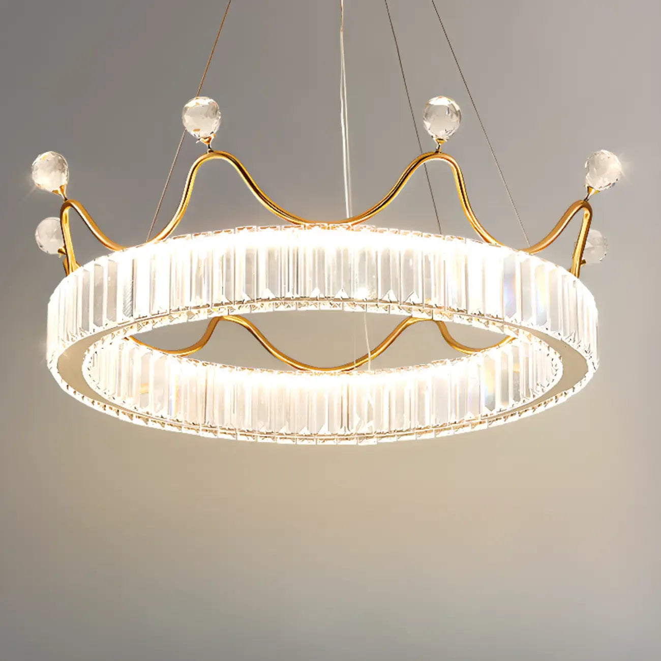 Lustre élégant en cristal doré à LED en forme de couronne