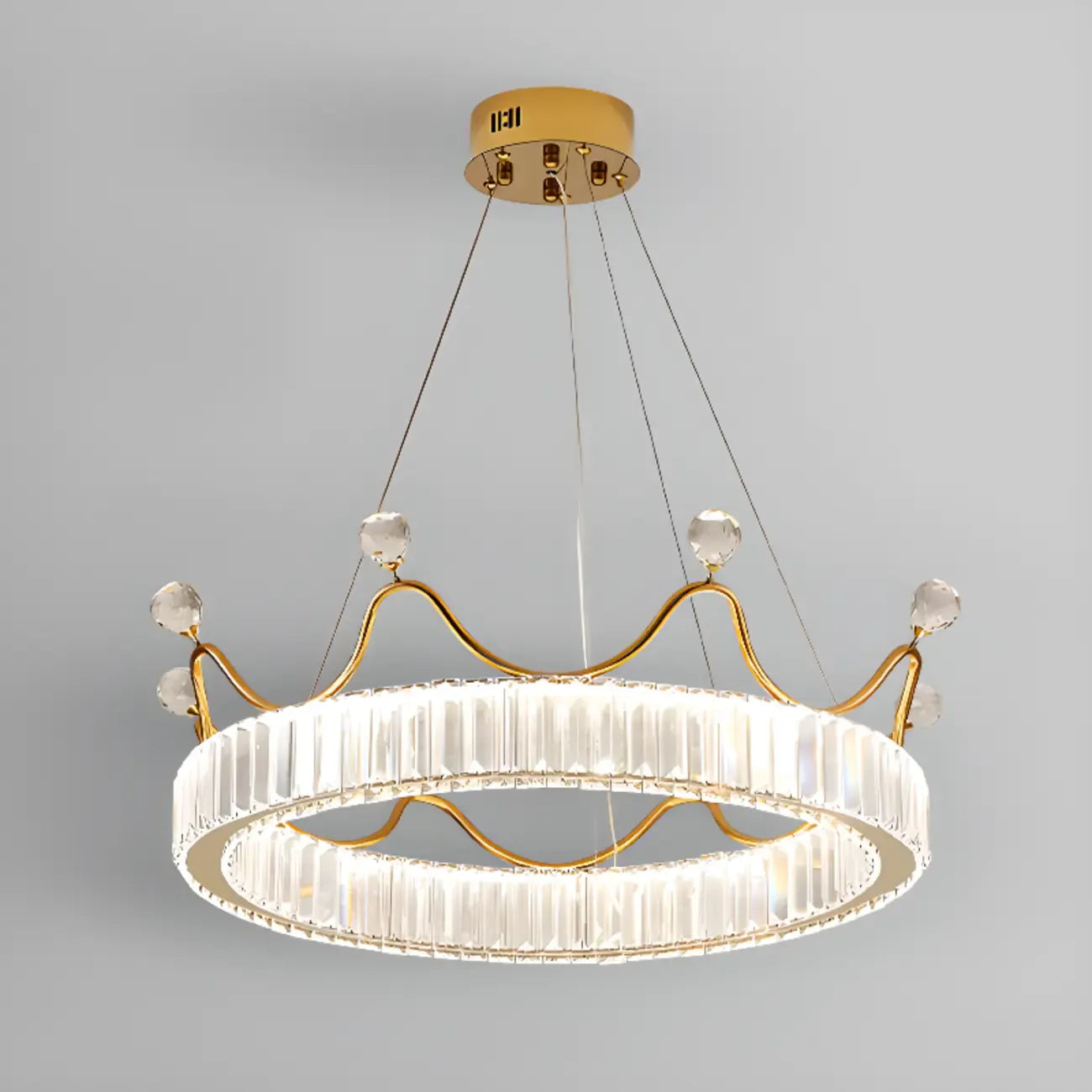 Lustre élégant en cristal doré à LED en forme de couronne