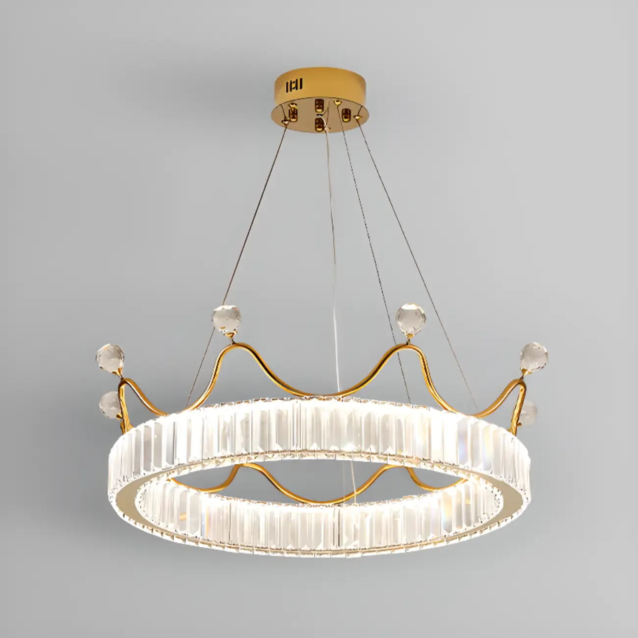 Lustre élégant en cristal doré à LED en forme de couronne
