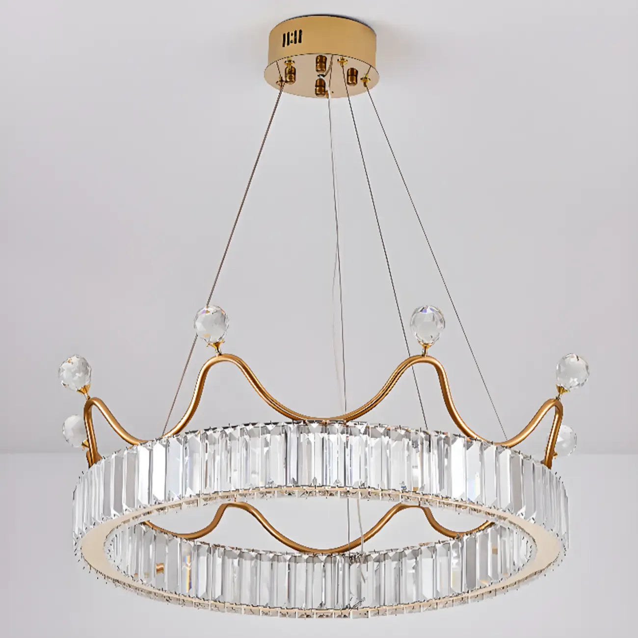 Lustre élégant en cristal doré à LED en forme de couronne