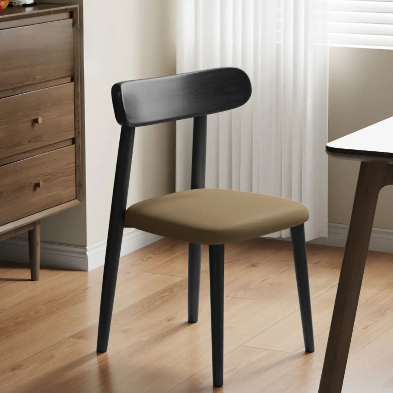 Chaise de salle à manger moderne en cuir sans accoudoirs et dossier bas