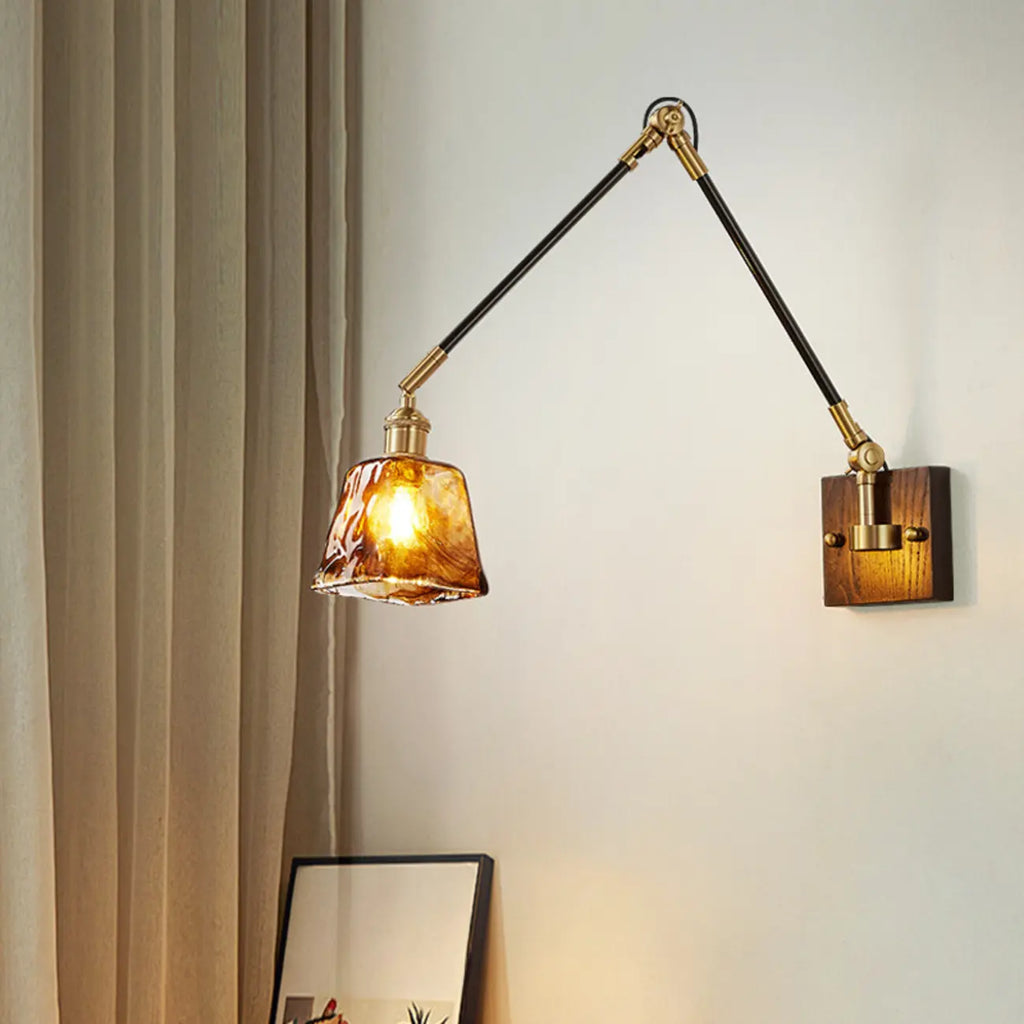 Applique murale industrielle ambrée à bras articulé et LED avec abat-jour en verre