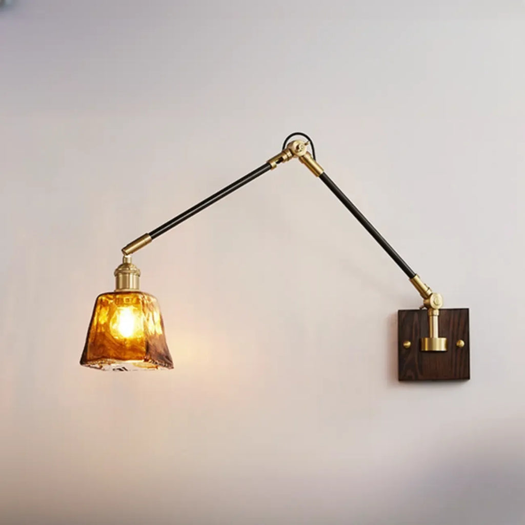 Applique murale industrielle ambrée à bras articulé et LED avec abat-jour en verre