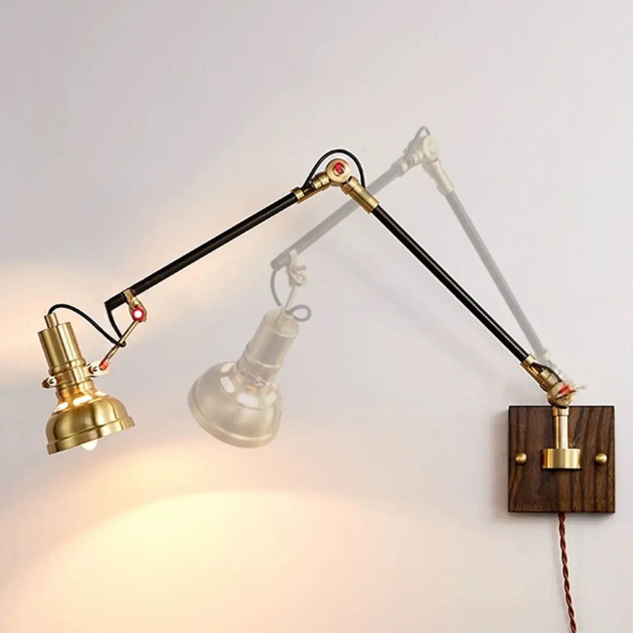 Applique murale industrielle ambrée à bras articulé et LED avec abat-jour en verre