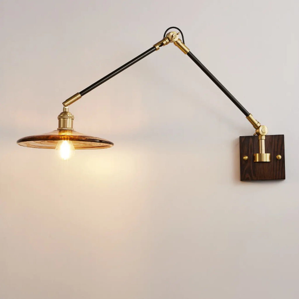 Applique murale industrielle ambrée à bras articulé et LED avec abat-jour en verre