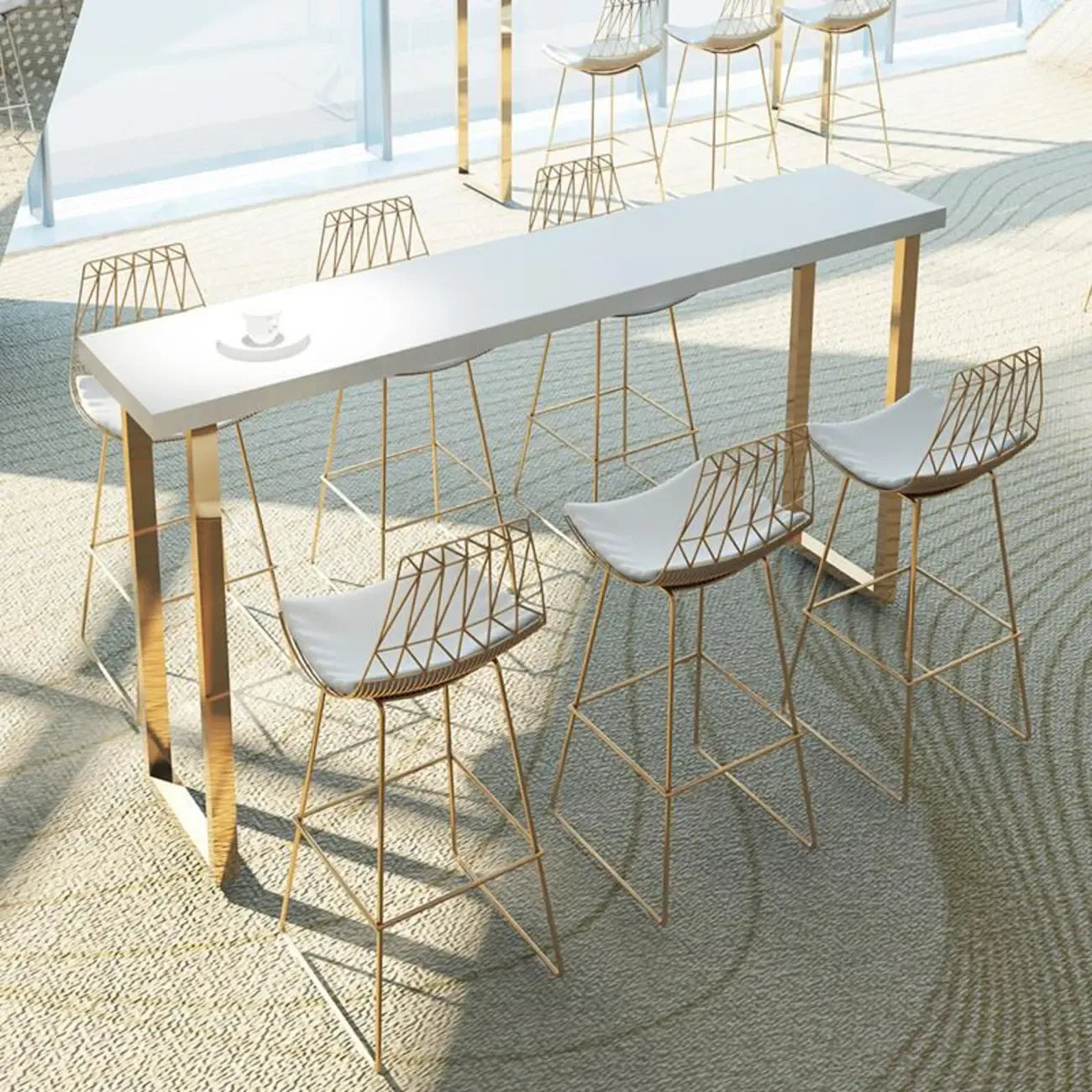 Tables de bar somptueuses en bois blanc et métal doré, style traîneau