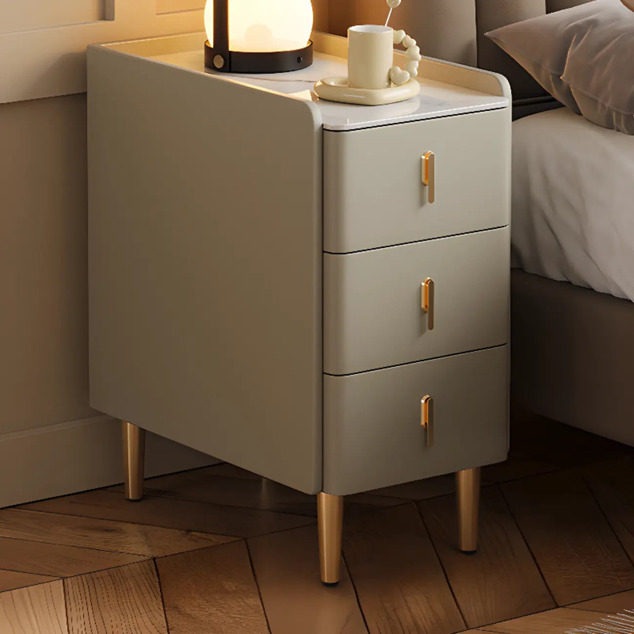 Table de chevet glamour en bois crème avec plateau en marbre et 3 tiroirs