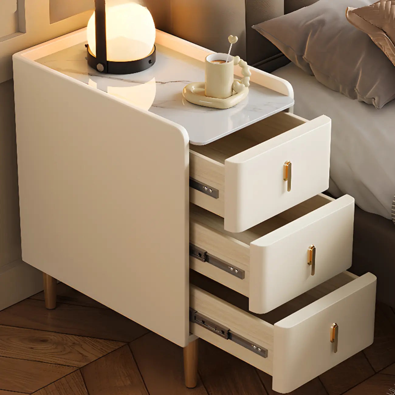 Table de chevet glamour en bois crème avec plateau en marbre et 3 tiroirs