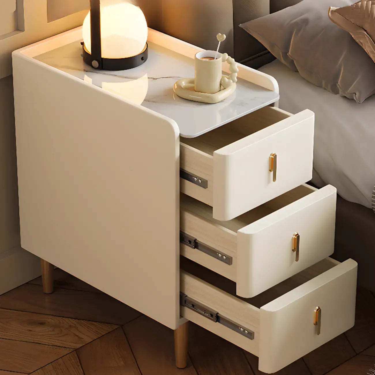 Table de chevet glamour en bois crème avec plateau en marbre et 3 tiroirs