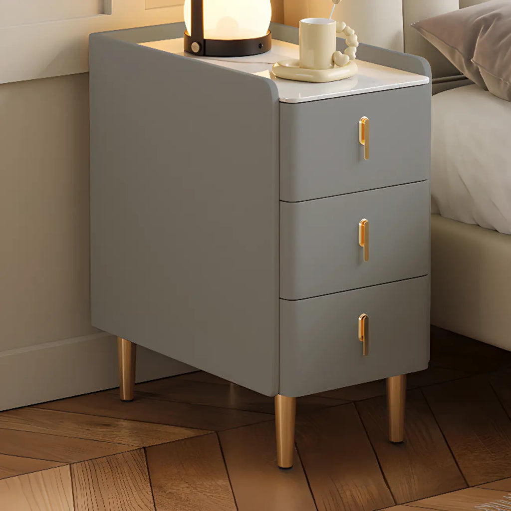 Table de chevet glamour en bois crème avec plateau en marbre et 3 tiroirs