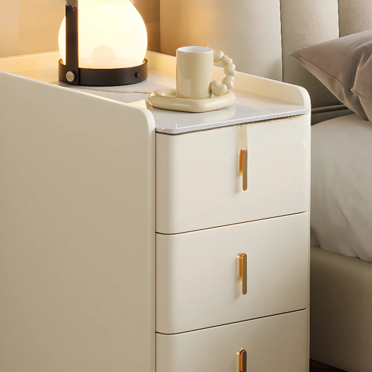 Table de chevet glamour en bois crème avec plateau en marbre et 3 tiroirs