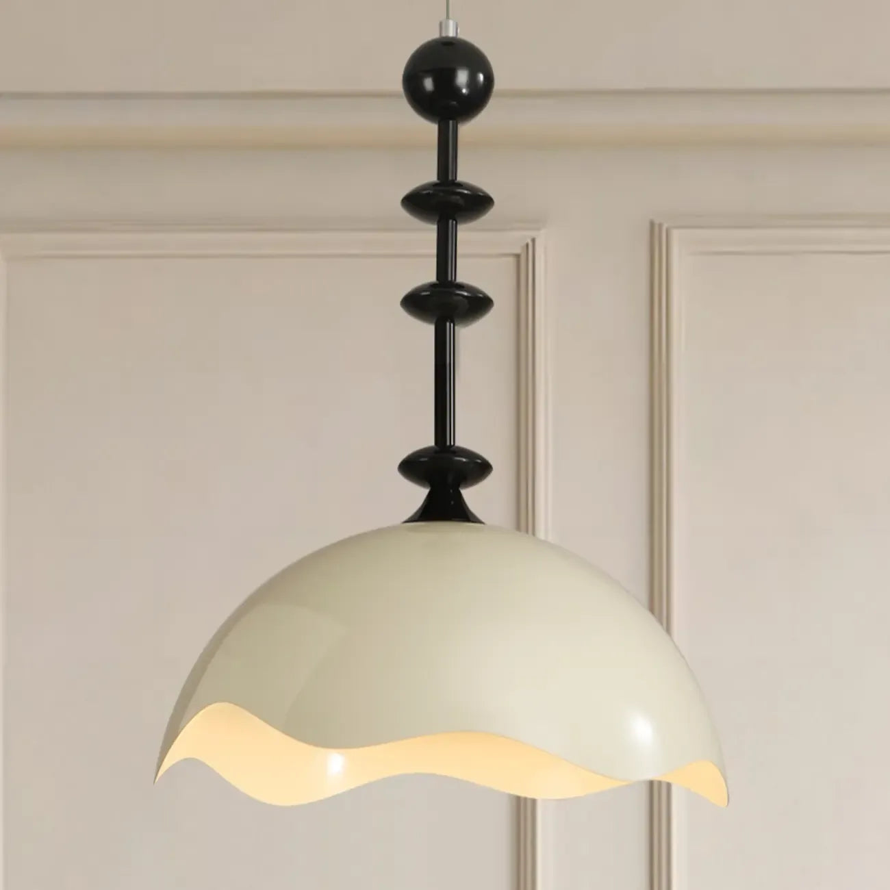 Suspension moderne en acrylique noir et blanc avec dôme lumineux
