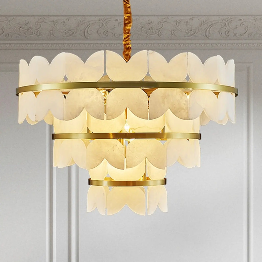 Luxueux lustre rond à plusieurs niveaux en albâtre doré