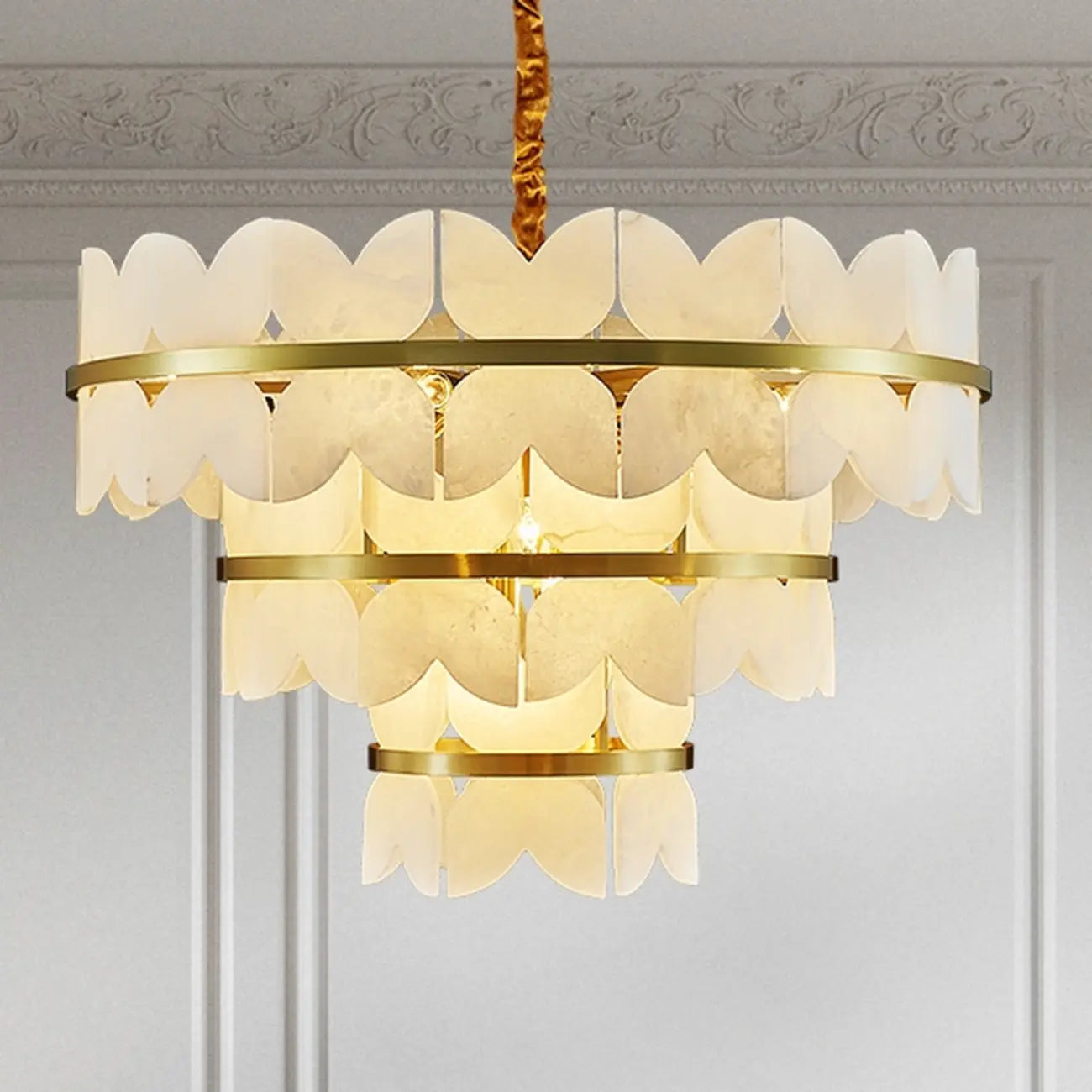 Luxueux lustre rond à plusieurs niveaux en albâtre doré