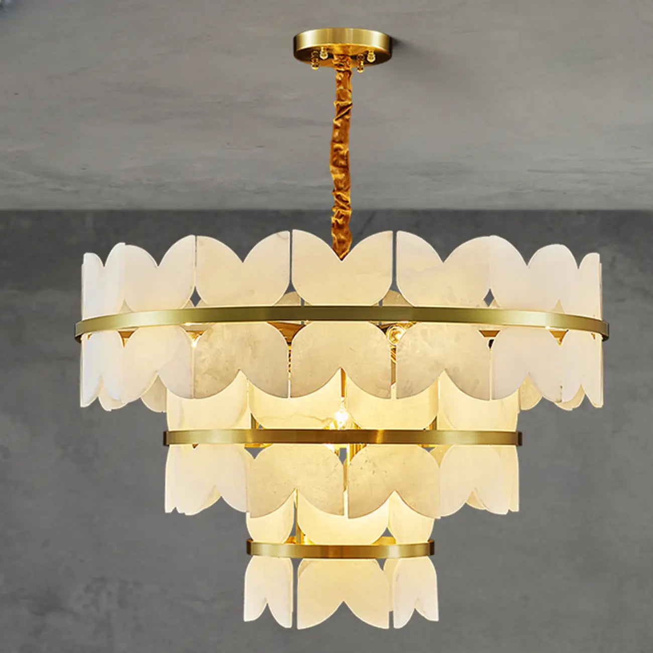 Luxueux lustre rond à plusieurs niveaux en albâtre doré