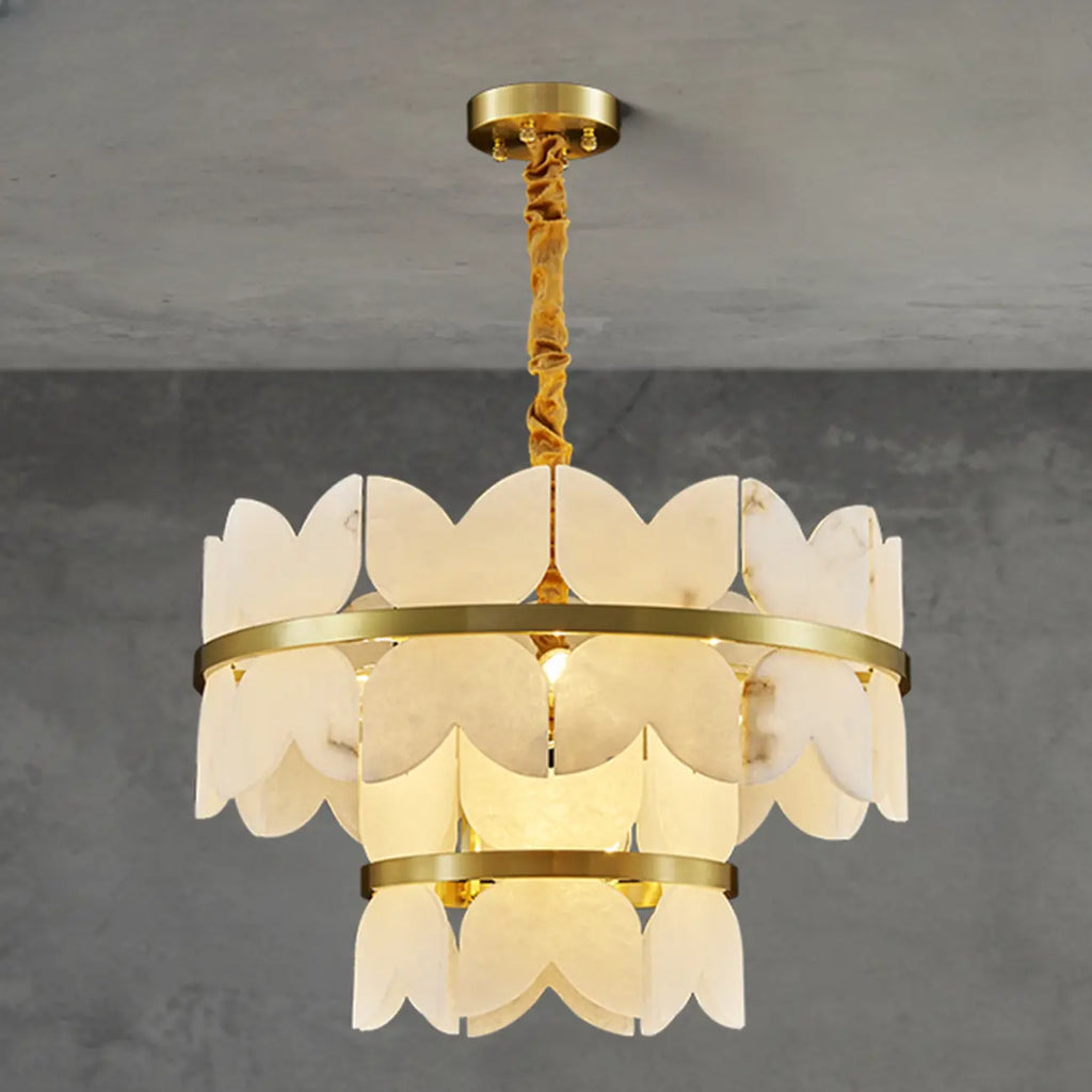 Luxueux lustre rond à plusieurs niveaux en albâtre doré