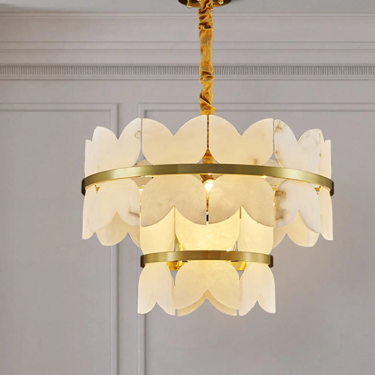 Luxueux lustre rond à plusieurs niveaux en albâtre doré