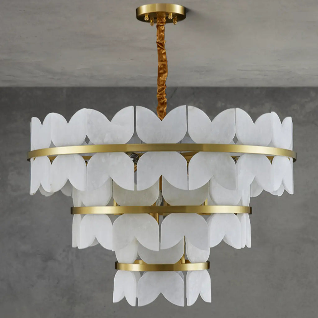 Luxueux lustre rond à plusieurs niveaux en albâtre doré
