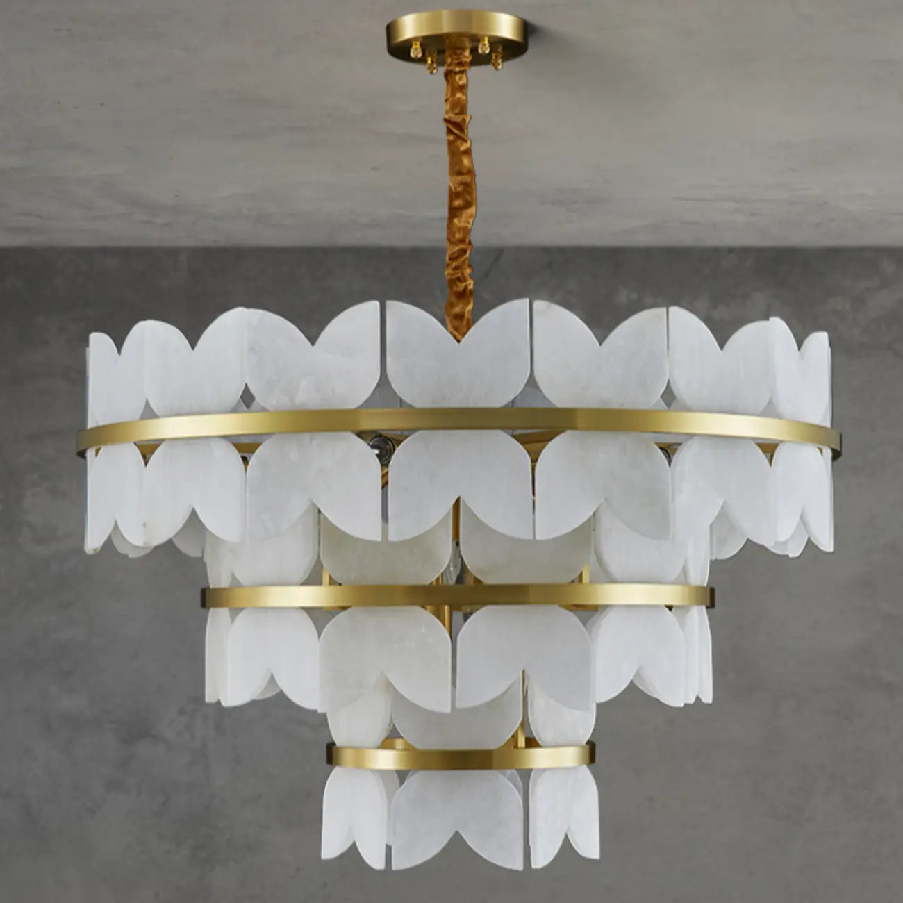 Luxueux lustre rond à plusieurs niveaux en albâtre doré