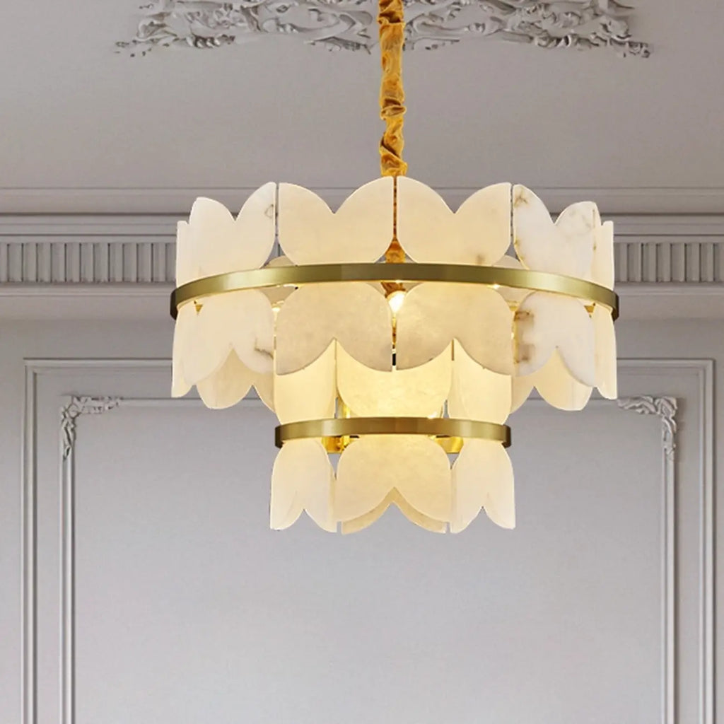 Luxueux lustre rond à plusieurs niveaux en albâtre doré