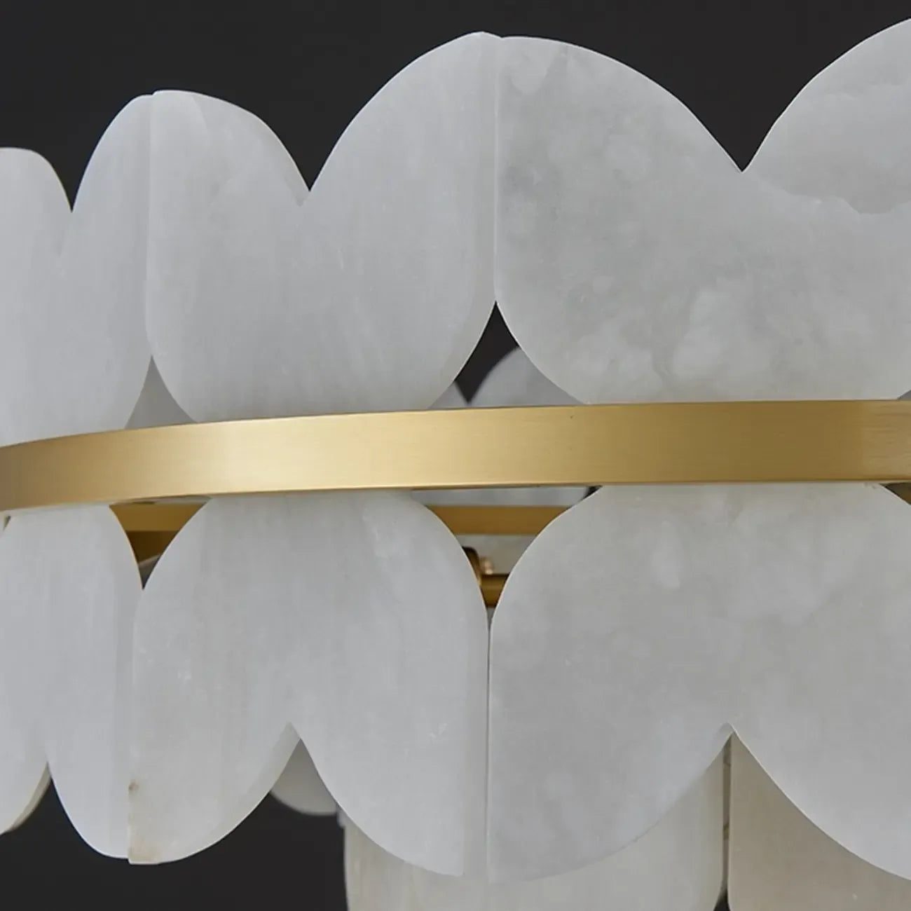 Luxueux lustre rond à plusieurs niveaux en albâtre doré