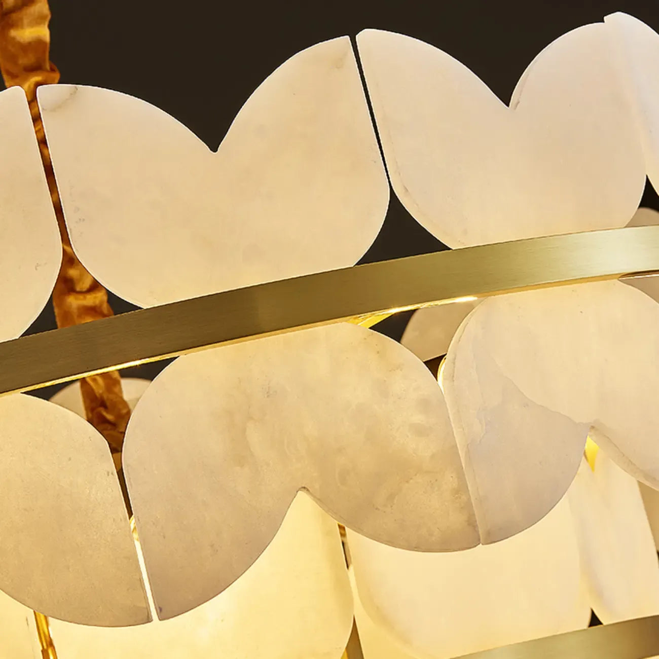Luxueux lustre rond à plusieurs niveaux en albâtre doré