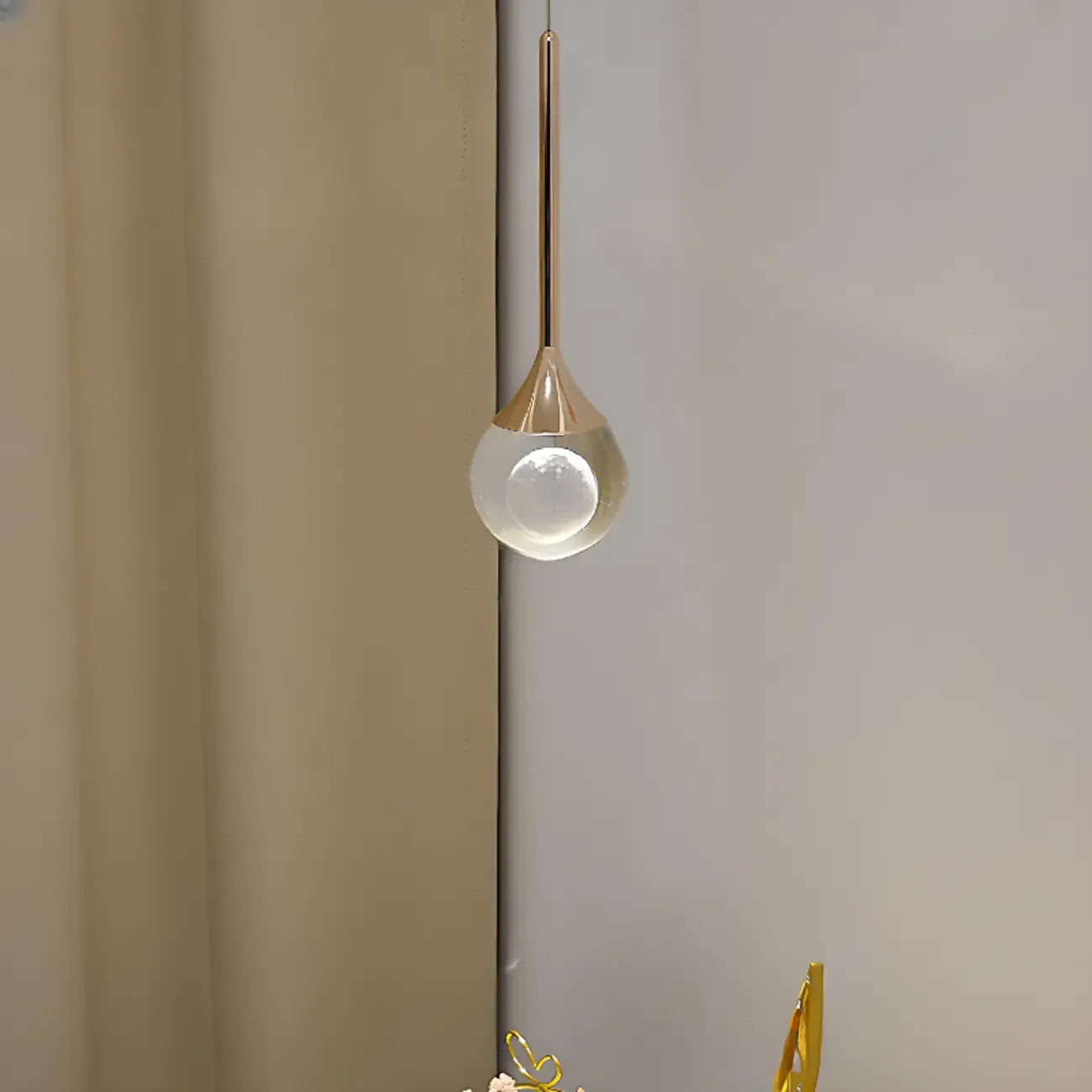 Suspension minimaliste en métal et cristal transparent