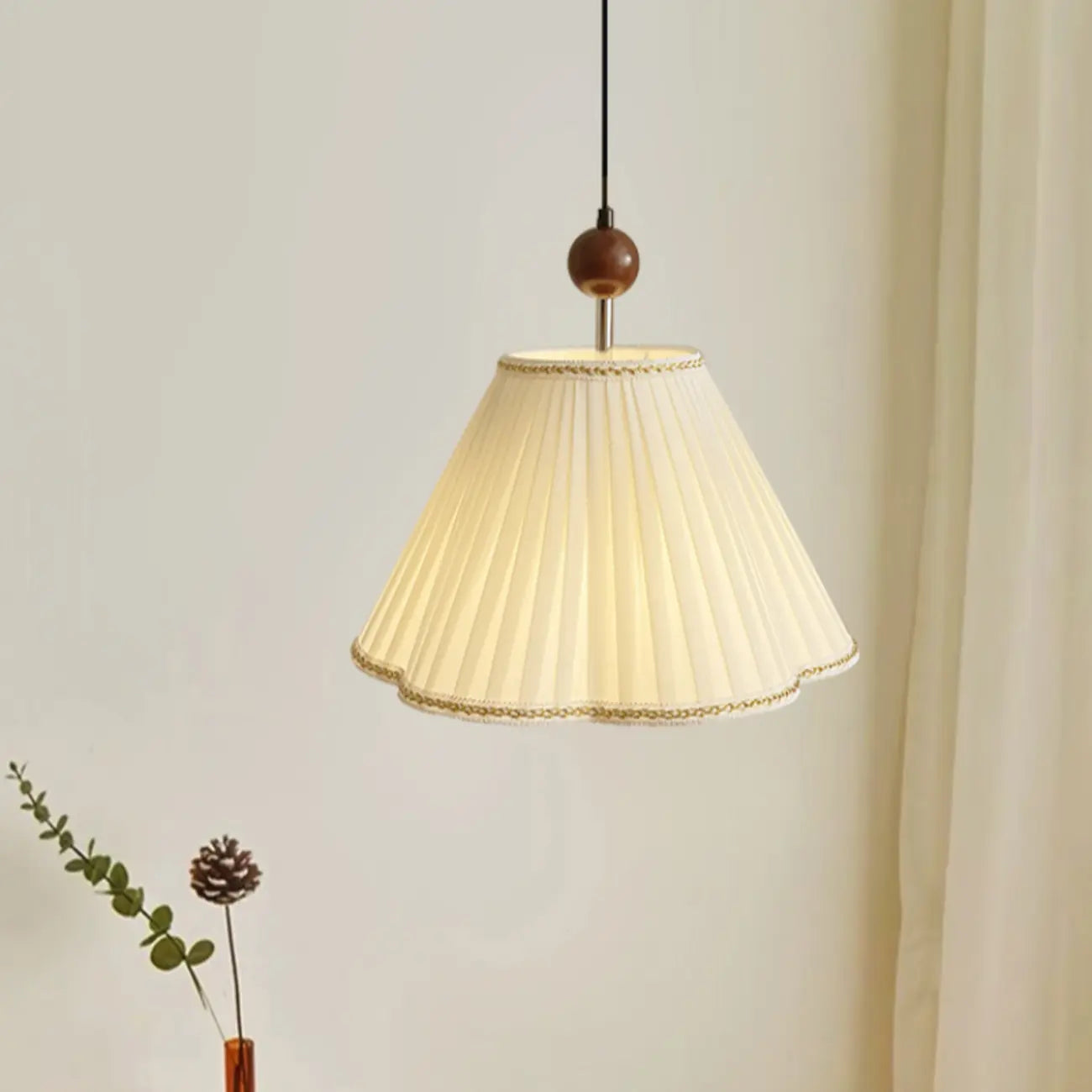 Suspension d'intérieur en tissu plissé blanc en forme de cône tronqué