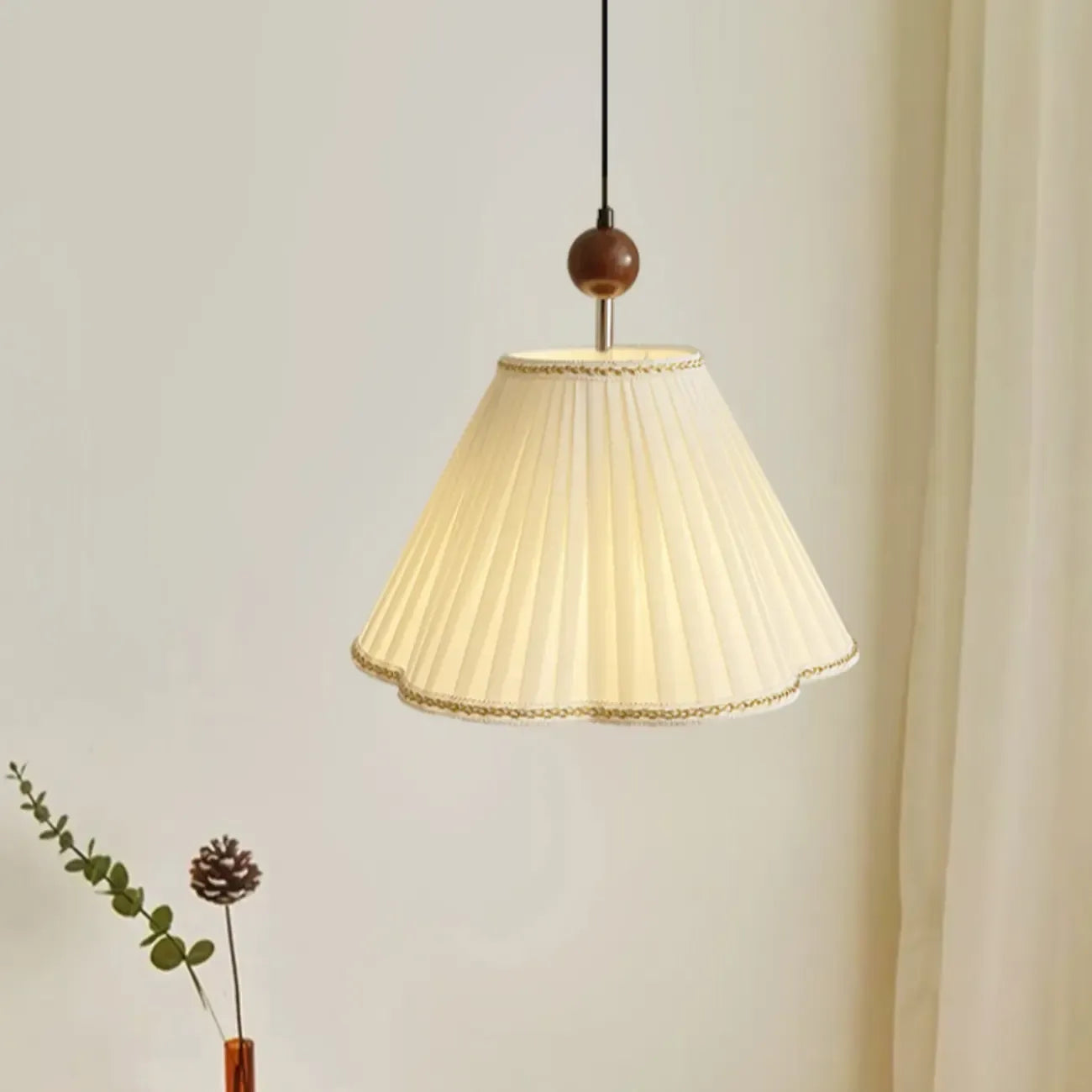 Suspension d'intérieur en tissu plissé blanc en forme de cône tronqué