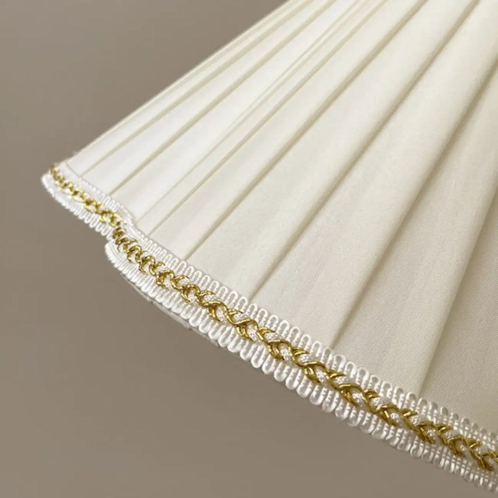 Suspension d'intérieur en tissu plissé blanc en forme de cône tronqué