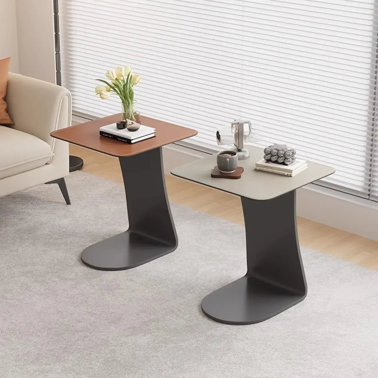 Table d'appoint carrée en métal avec plateau en cuir HomeyFad en forme de C