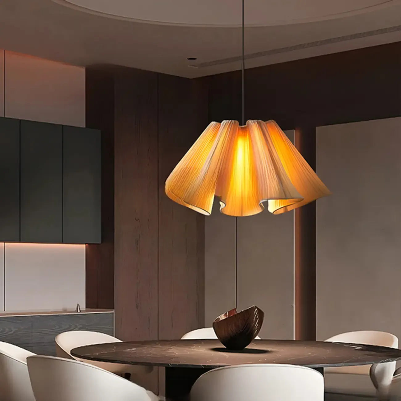 Suspension moderne en tissu beige plissé et réglable