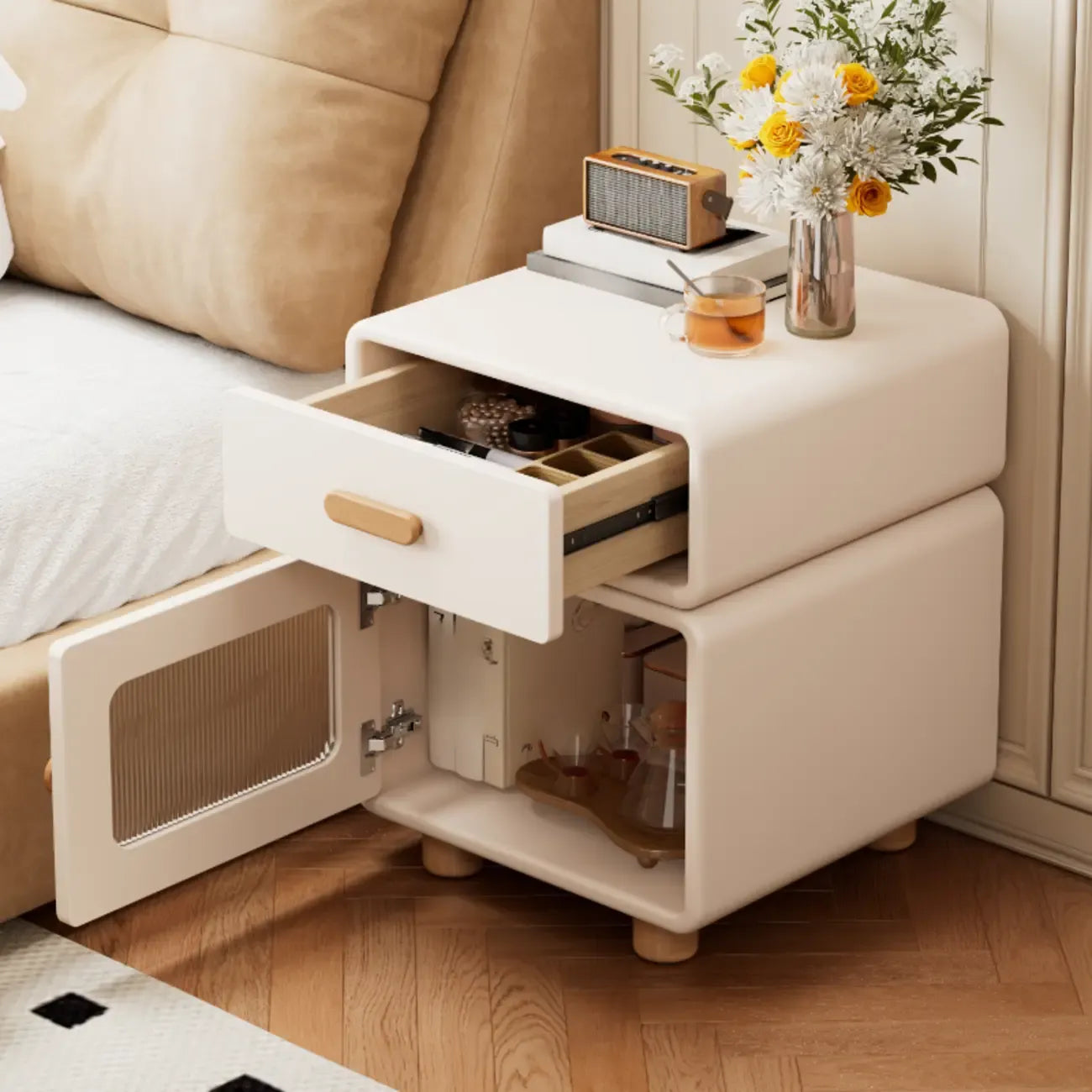 Table de chevet en bois crème aux bords lisses et résistants