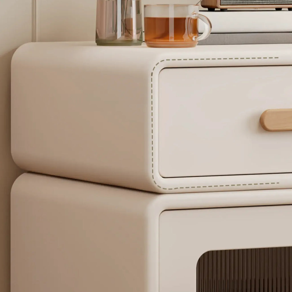 Table de chevet en bois crème aux bords lisses et résistants